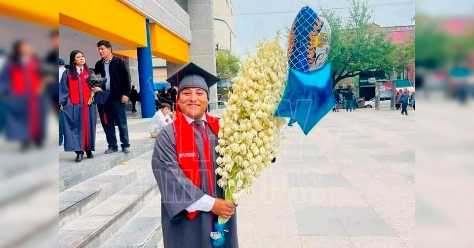 Estudiante de la UAT se gradu portando un ramo de chochas en Victoria