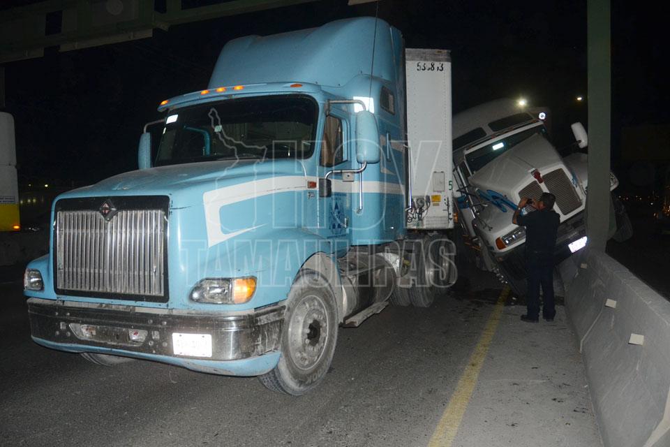 Trailero provoca accidente vial en Nuevo Laredo - Hoy Tamaulipas