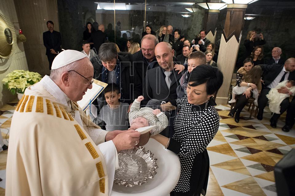 Papa bautiz a nios italianos