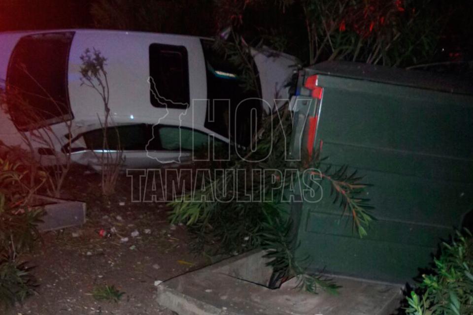 Chocan a un vehículo en Tampico y lo proyectan a área verde - Hoy Tamaulipas