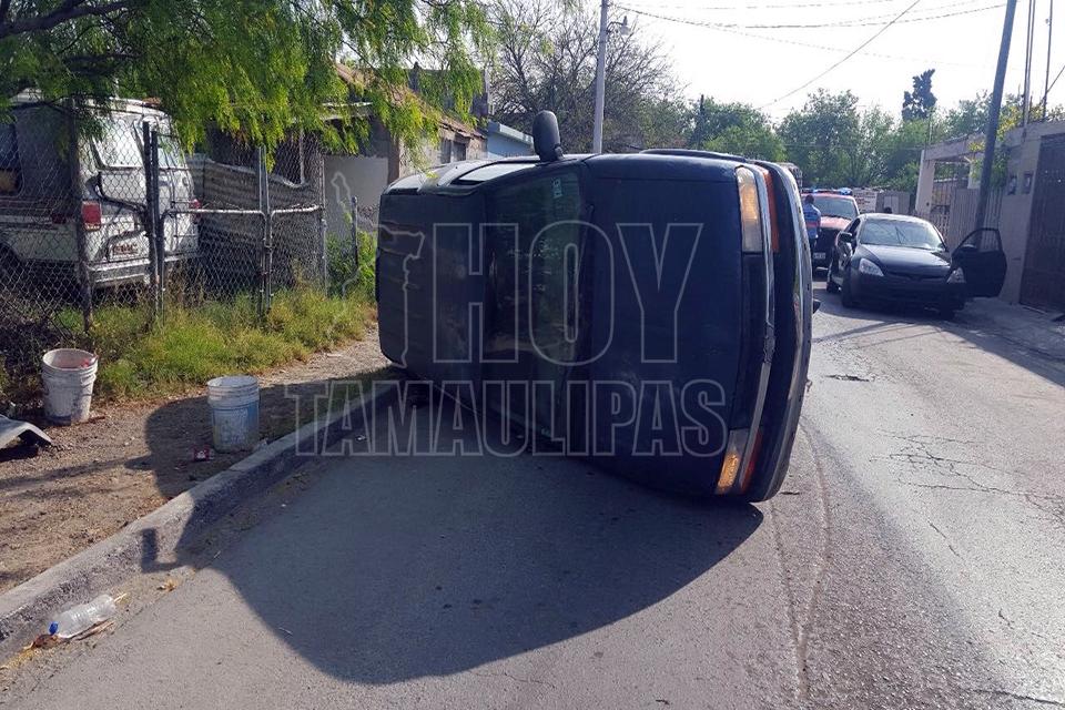 Joven sobrevive al volcar su camioneta en Nuevo Laredo - Hoy Tamaulipas