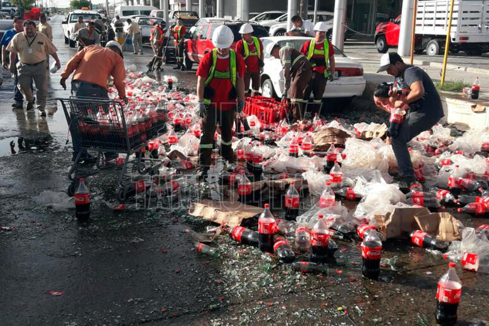 Tractocamión con refrescos provoca caos vial en Nuevo Laredo - Hoy Tamaulipas