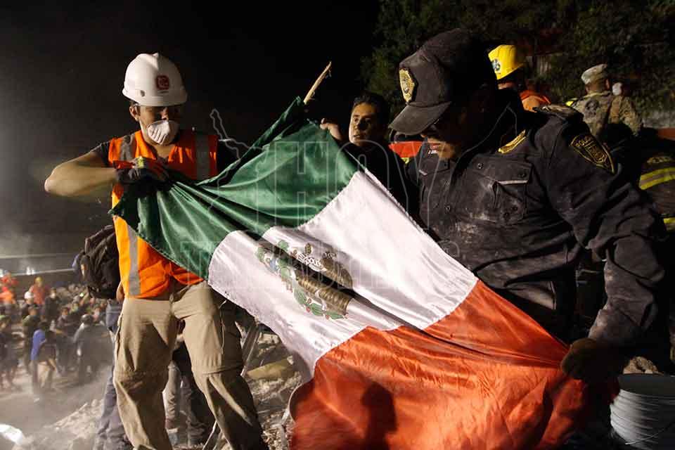 Bandera de Mxico se erige sobre los escombros