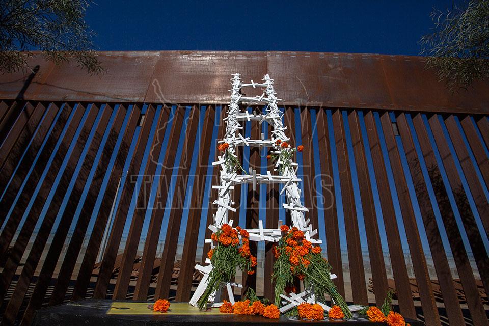Altar de muertos en el muro fronterizo