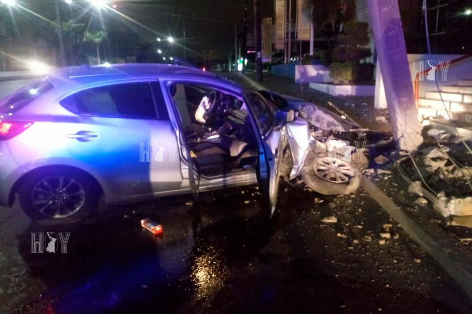 Hoy Tamaulipas - Choca su auto contra poste y huye en Tampico