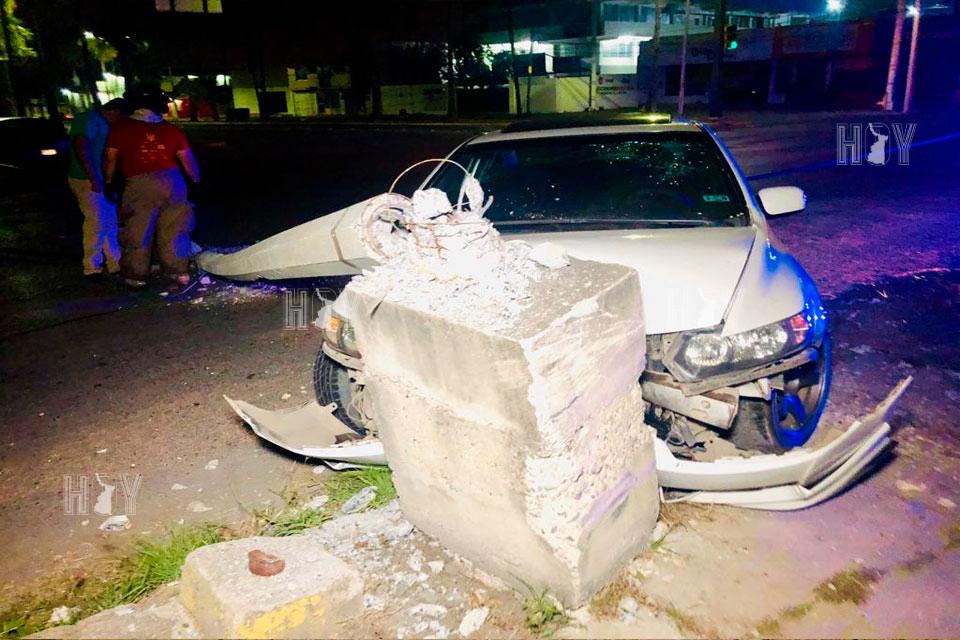 Hoy Tamaulipas - Ebrio choca y derriba poste de Telmex en Ciudad Victoria