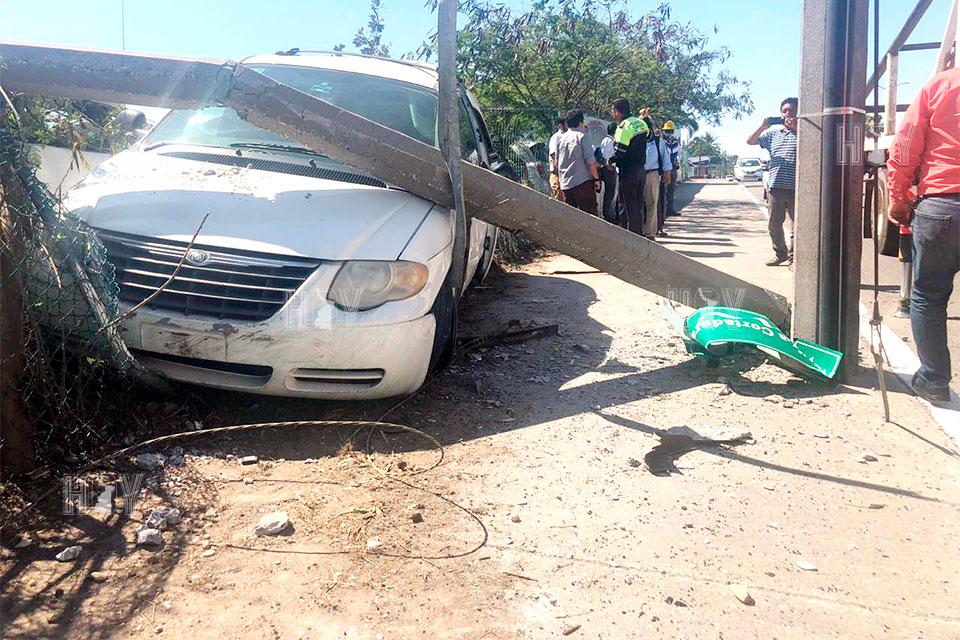 Hoy Tamaulipas - Se le cierran dos motos y choca con poste en Tampico
