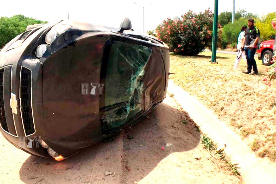 Hoy Tamaulipas - Volcadura en Nuevo Laredo deja danios materiales