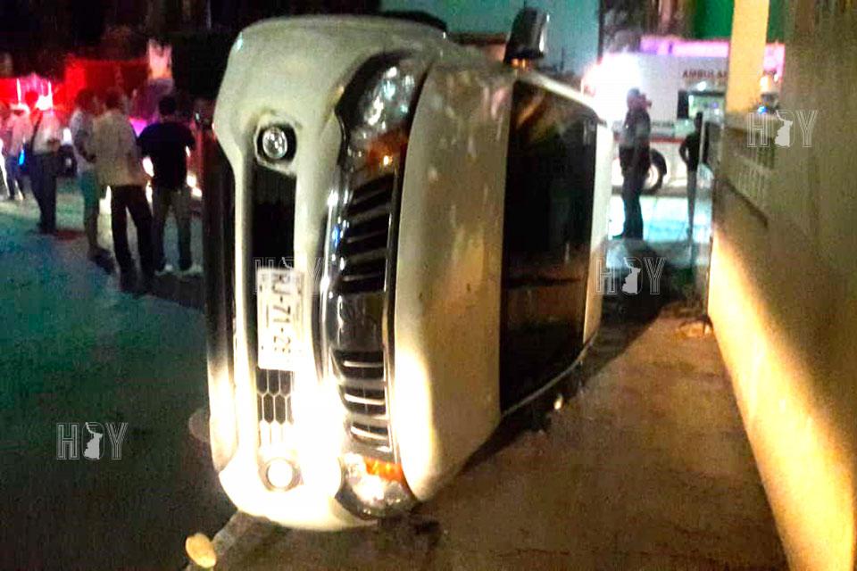 Hoy Tamaulipas - Choque y volcadura en la colonia Tamaulipas de Tampico