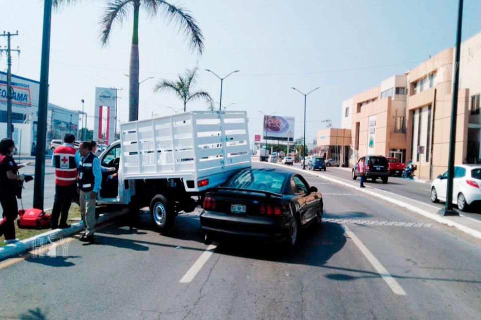 Hoy Tamaulipas - Invade carril y provoca choque en Tampico responsable huye