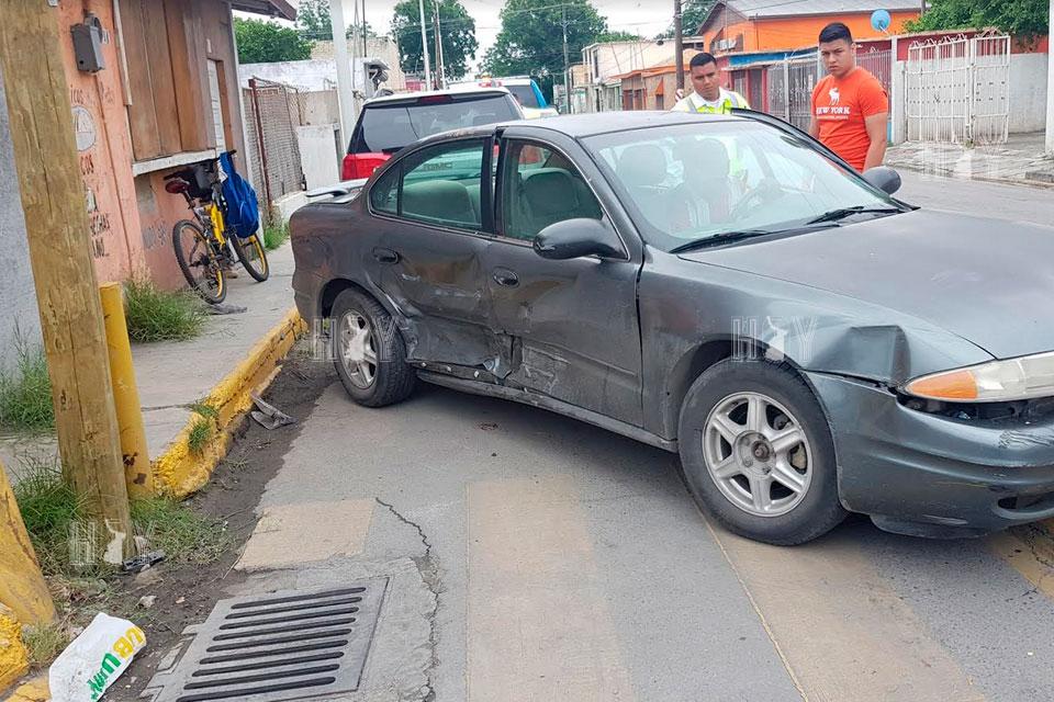 Hoy Tamaulipas - Se pasa el alto y lo chocan en Nuevo Laredo