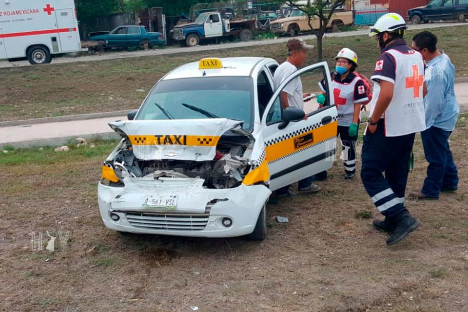 Hoy Tamaulipas - Invade carril y choca a taxista en Ciudad Victoria