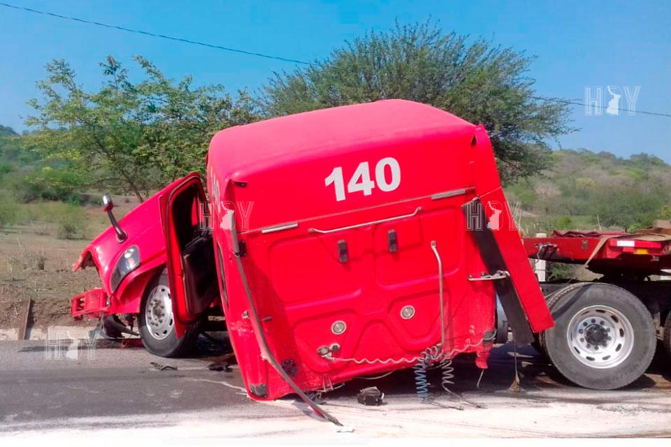 Hoy Tamaulipas - Dormita trailero y choca contra trailer en Altamira