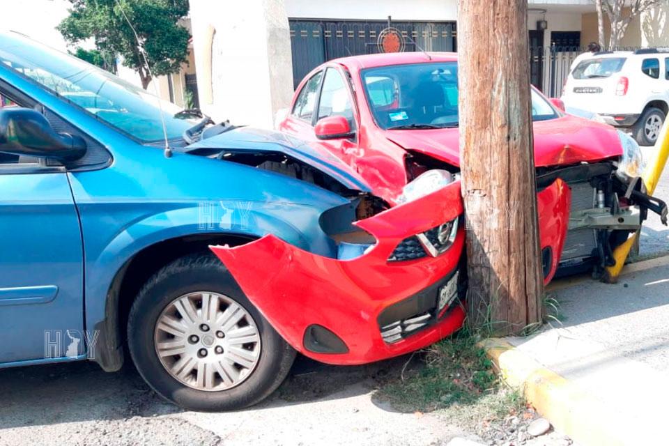 Hoy Tamaulipas - Se pasa el alto y provoca choque en Ciudad Victoria
