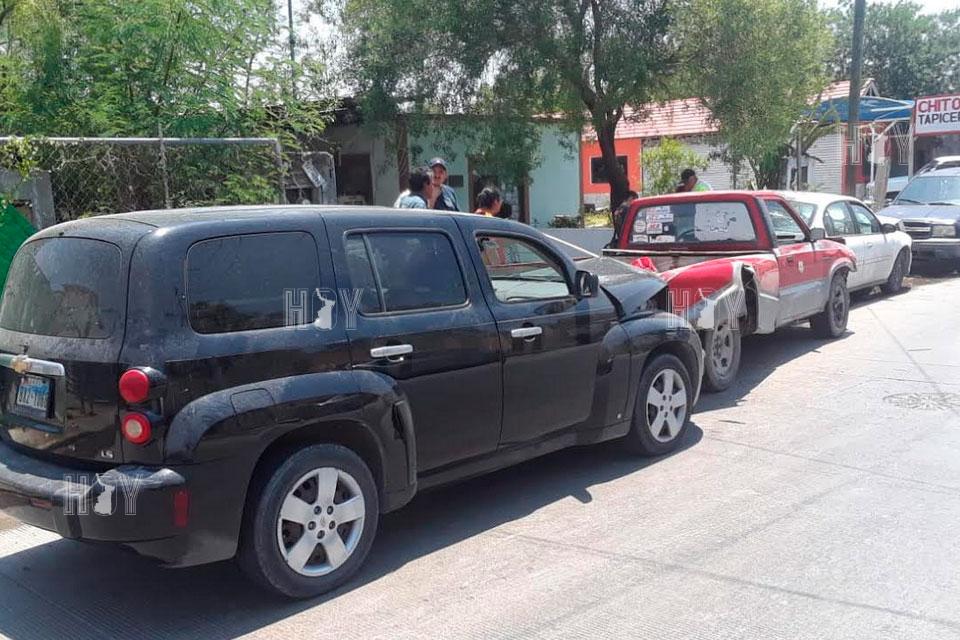 Hoy Tamaulipas - Ebria causa destrozos con su auto en Nuevo Laredo