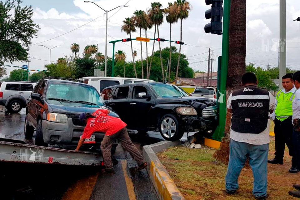 Hoy Tamaulipas - Se pasa el rojo y provoca accidente en Nuevo Laredo