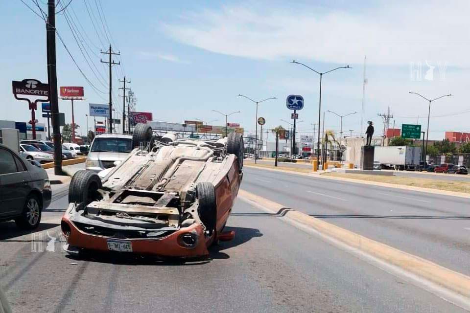 Hoy Tamaulipas - Vuelca tras ir a exceso de velocidad en Nuevo Laredo
