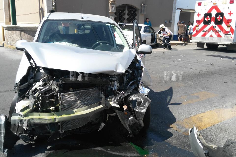 Hoy Tamaulipas - Choque en Nuevo Laredo deja a madre e hijo lesionados