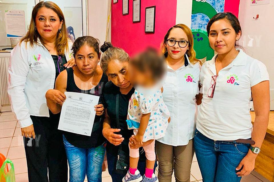 Hoy Tamaulipas - Entrega DIF a hija de victima de homicidio en Madero