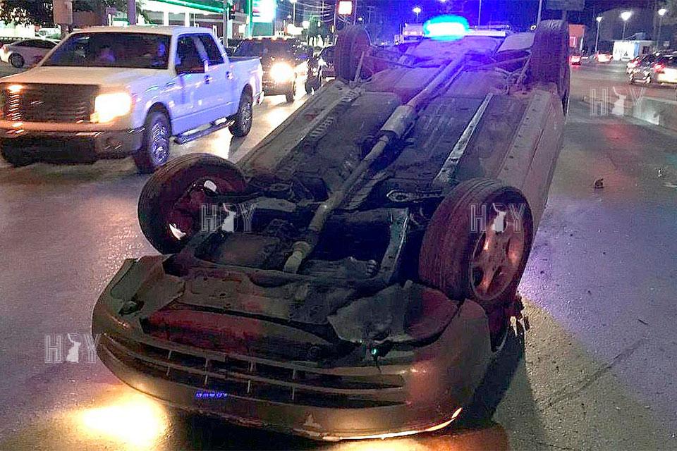 Hoy Tamaulipas - En Nuevo Laredo Vuelca en Avenida Reforma y sale ileso