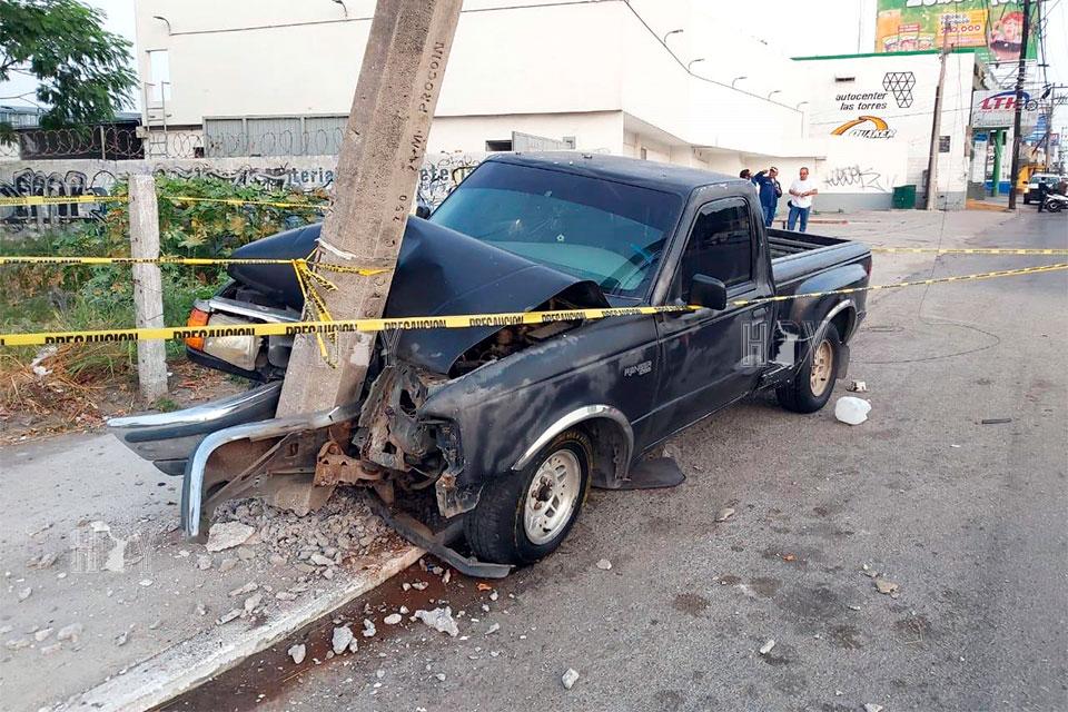 Hoy Tamaulipas - Ebrio se estrella contra poste y huye en Tampico