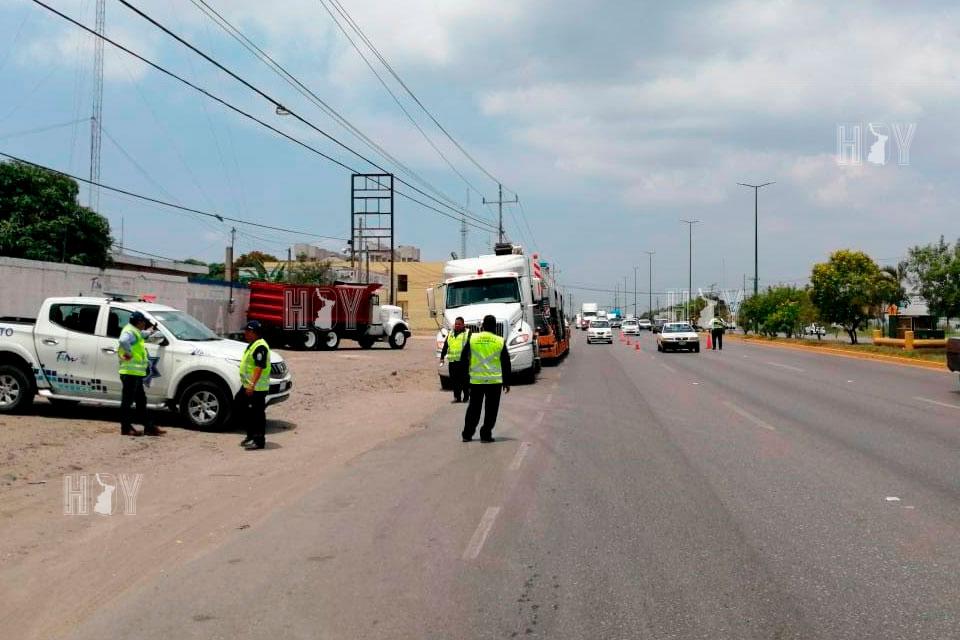 Hoy Tamaulipas - Aplican operativo contra unidades de carga en Altamira