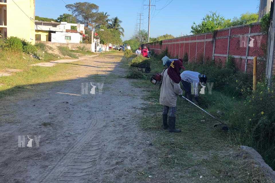 Hoy Tamaulipas - Refuerzan acciones de Limpieza en Canales de Ciudad Madero