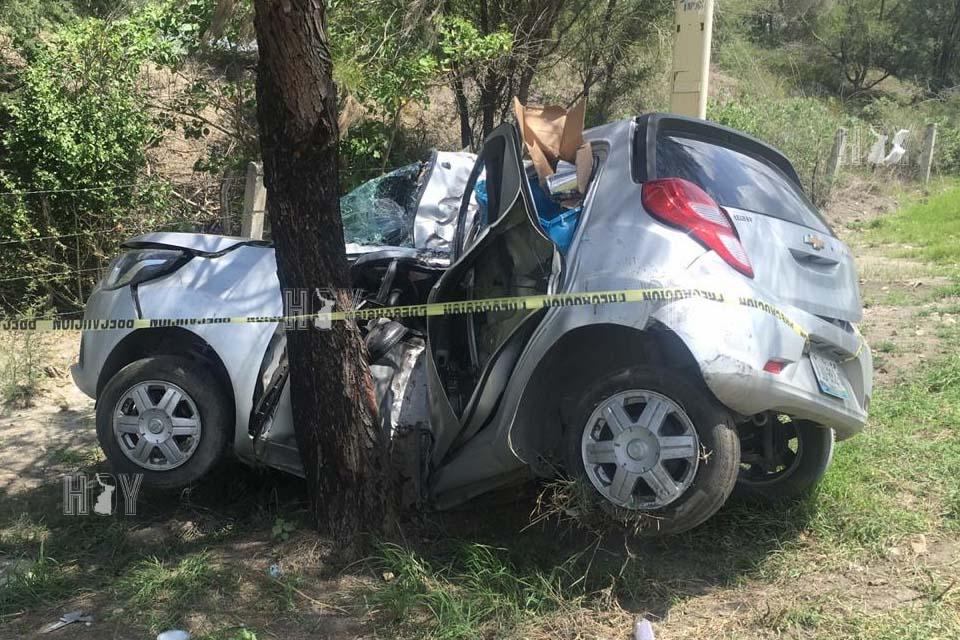 Hoy Tamaulipas - Muere prensado al estrellar su carro contra arbol en ...