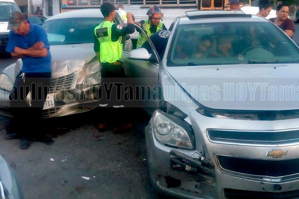 Hoy Tamaulipas Se pasa el alto e impacta dos autos en Nuevo Laredo