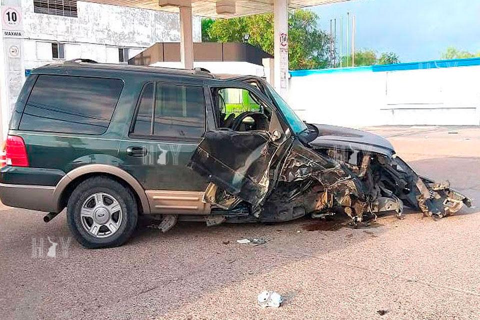 Hoy Tamaulipas - Choca contra poste y abandona camioneta en Nuevo Laredo