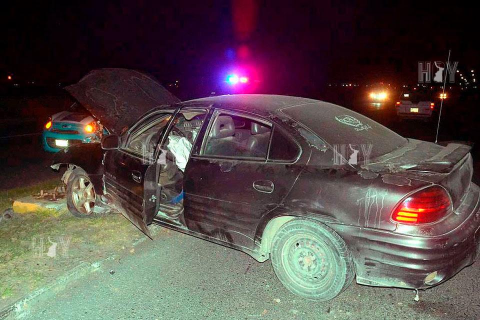Hoy Tamaulipas - Derriba poste y deja abandonado su carro en Nuevo Laredo