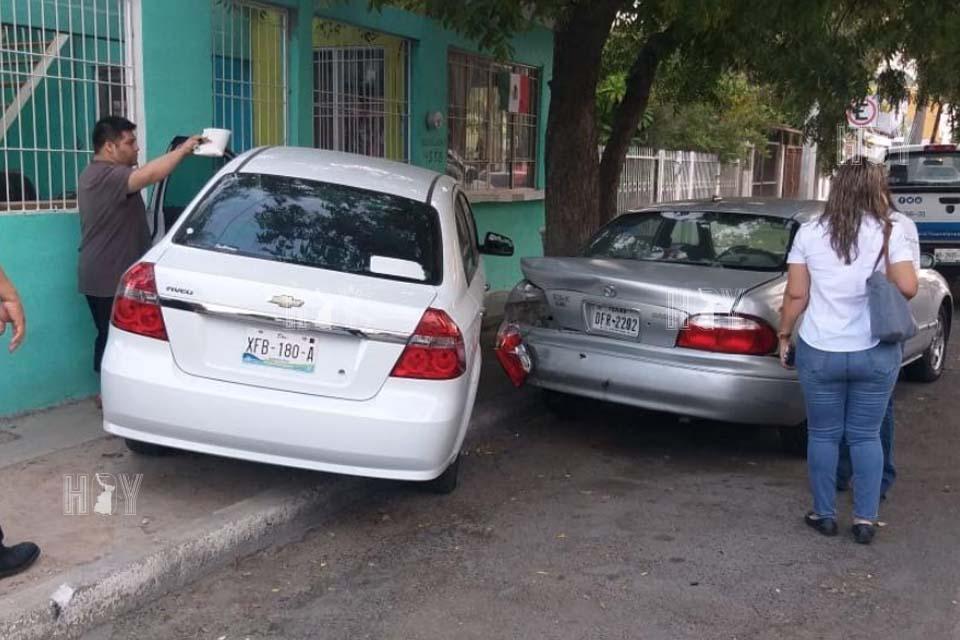 Hoy Tamaulipas - Se pasa alto y provoca doble accidente en Nuevo Laredo