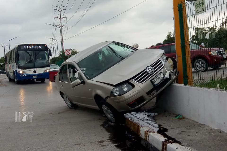 Hoy Tamaulipas - Discapacitado choca contra poste de semaforo en el ...