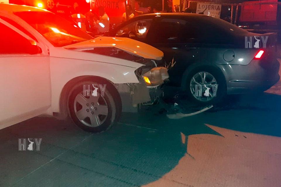 Hoy Tamaulipas - Se pasa alto y causa doble accidente en Nuevo Laredo