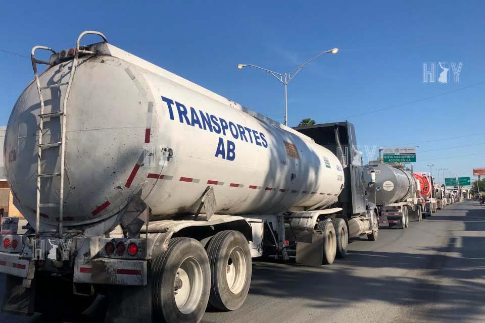 Hoy Tamaulipas - Camiones de carga provocan caos en Matamoros