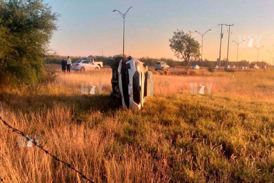 Hoy Tamaulipas - Sobrevive empleado a volcadura en Nuevo Laredo