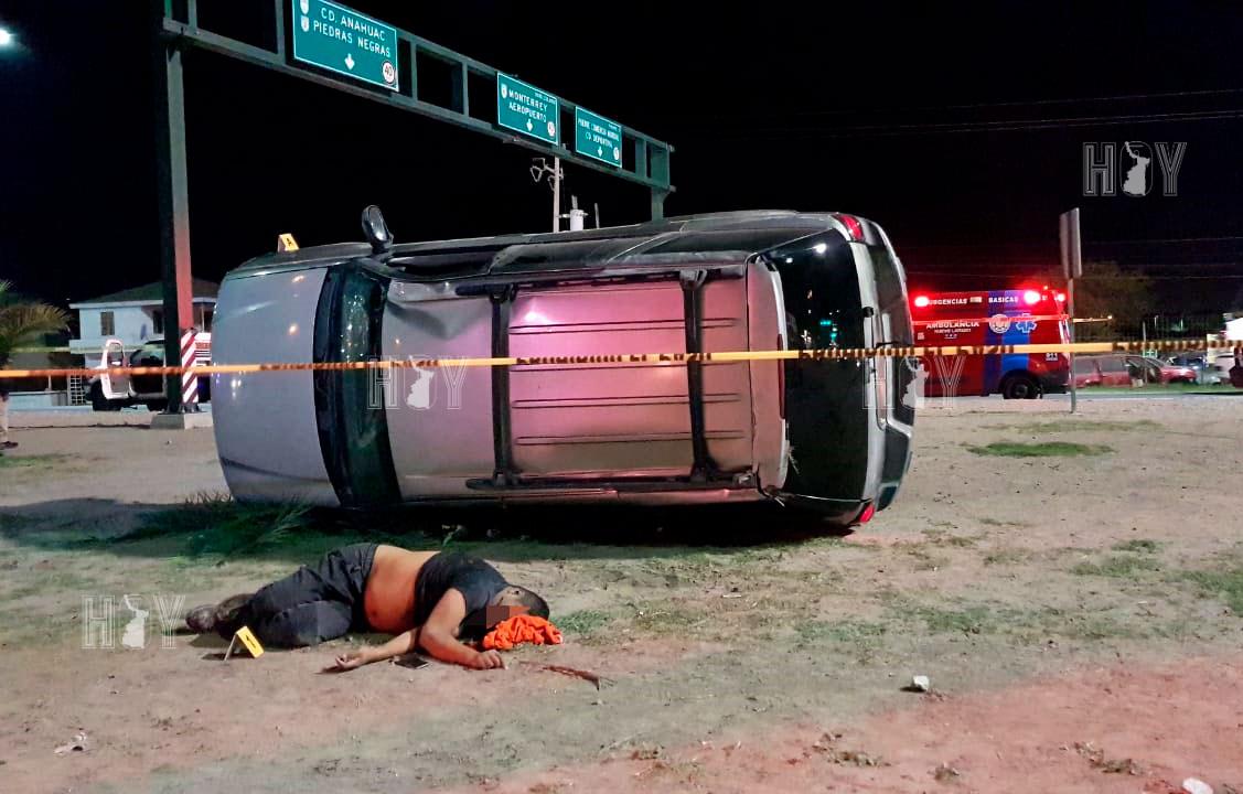 Hoy Tamaulipas - Volcadura cobra vida de un conductor en Nuevo Laredo