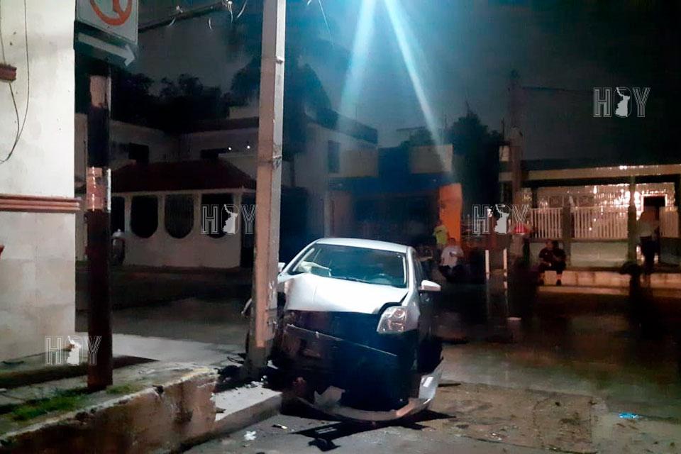 Hoy Tamaulipas - Choca contra poste y tumba cables en Tampico