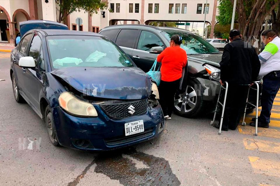 Hoy Tamaulipas - Se pasa alto y provoca choque en Nuevo Laredo