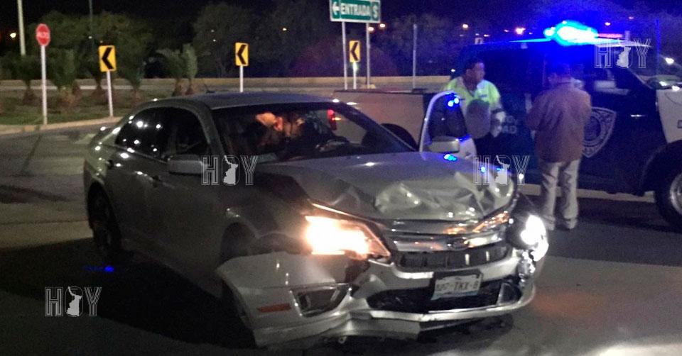 Hoy Tamaulipas - Se pasa alto y provoca choque en Nuevo Laredo