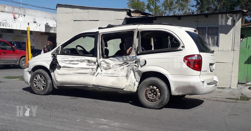 Hoy Tamaulipas - Mujer provoca fuerte choque en Matamoros al omitir un alto
