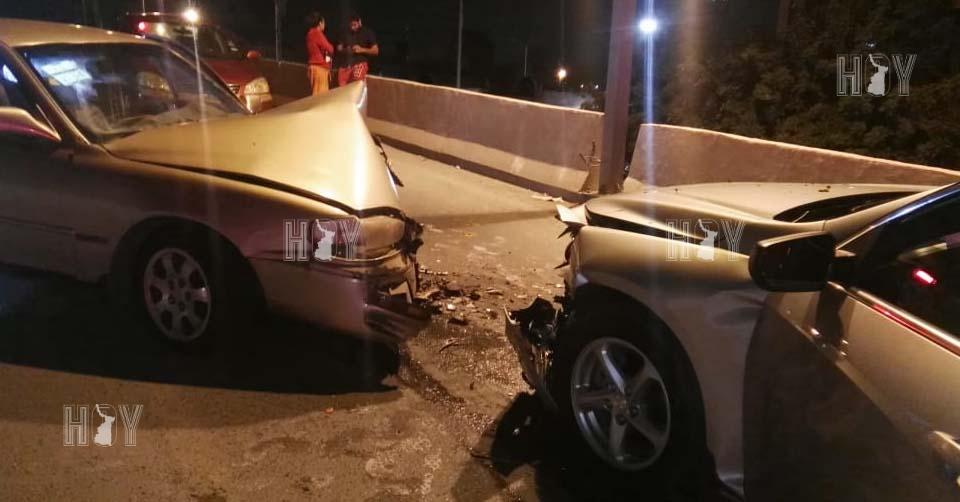 Hoy Tamaulipas - Choque de frente deja solo danios en Nuevo Laredo