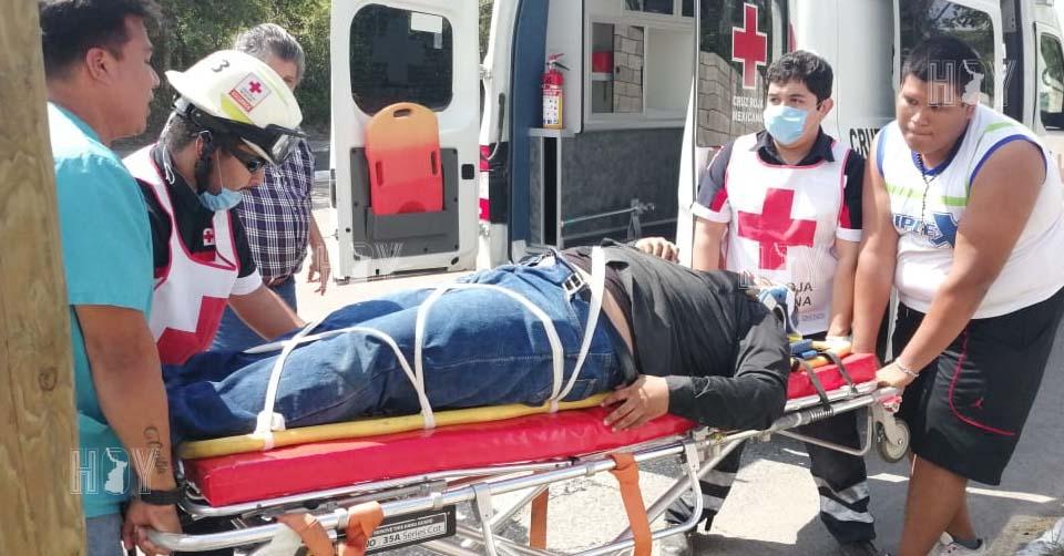 Hoy Tamaulipas - Pareja de motorizados choca contra poste en Tampico