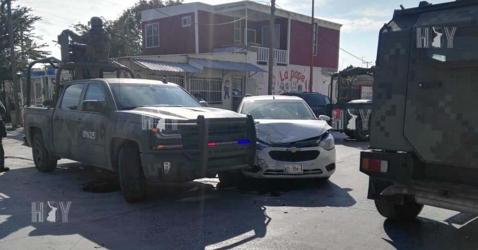 Hoy Tamaulipas - Se pasa alto militar y causa accidente en Nuevo Laredo