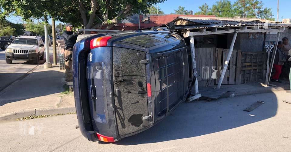 Hoy Tamaulipas - Vuelca joven y se estrella contra casa en Matamoros