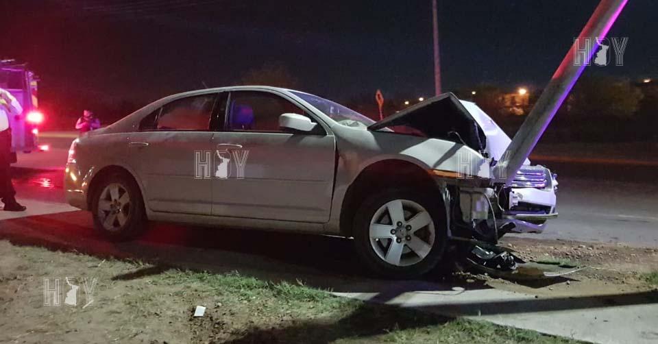 Hoy Tamaulipas - En Nuevo Laredo Estrella su coche contra poste y lo ...