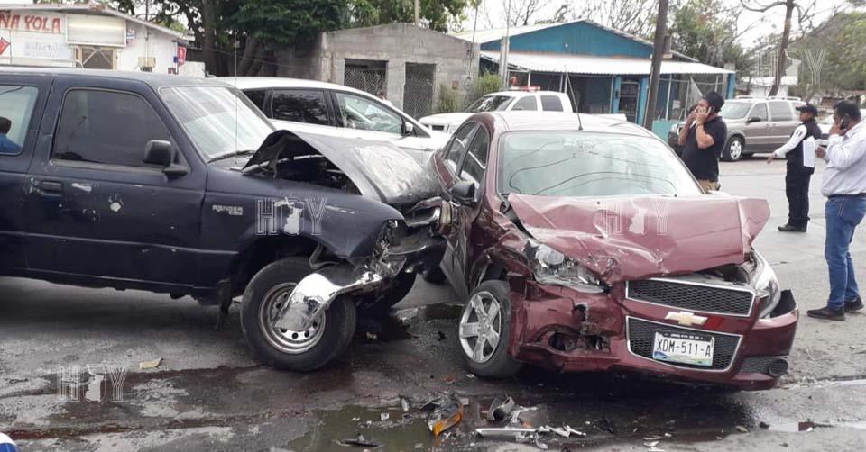 Hoy Tamaulipas - Mujer causa fuerte choque en Matamoros y sale herida