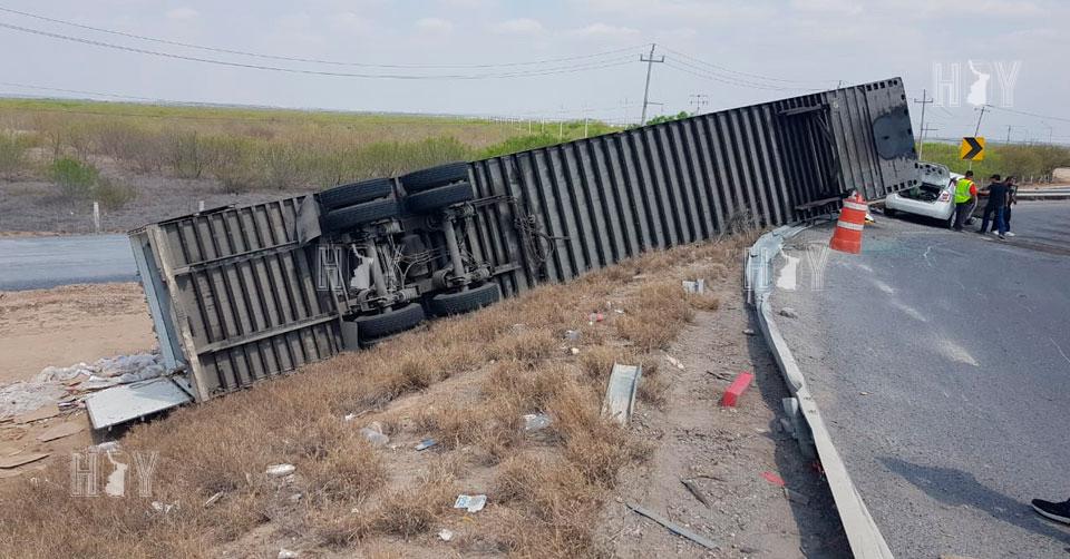 Hoy Tamaulipas - Sobrevive trailero a volcadura en Nuevo Laredo