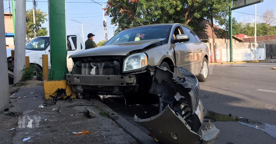 Hoy Tamaulipas - Brutal colision en Nuevo Laredo deja una mujer herida