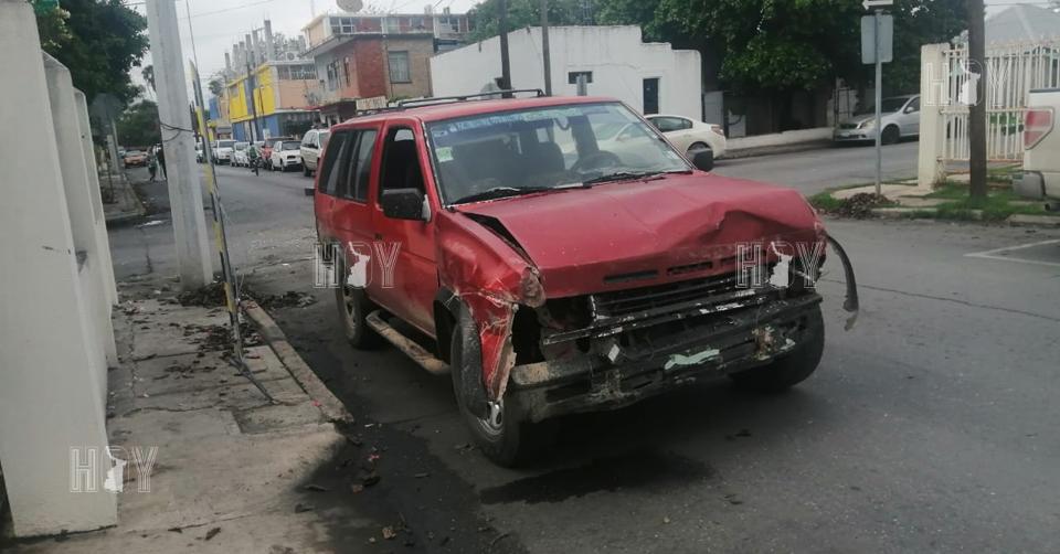 Hoy Tamaulipas - Se pasa alto y provoca accidente en Nuevo Laredo